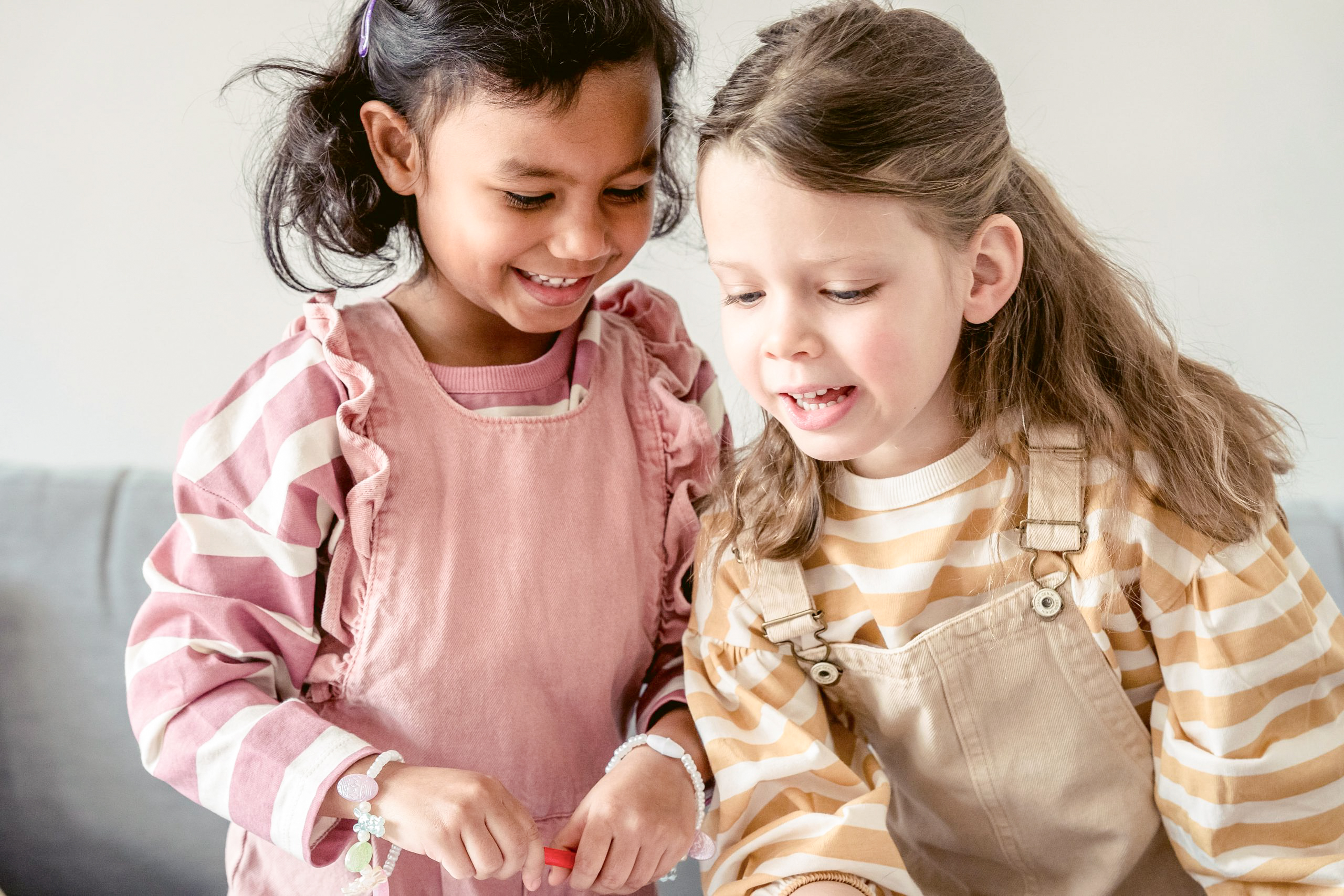 Zwei Kinder entdecken gemeinsam die Welt – Montessori zu Hause Montessori zu Hause