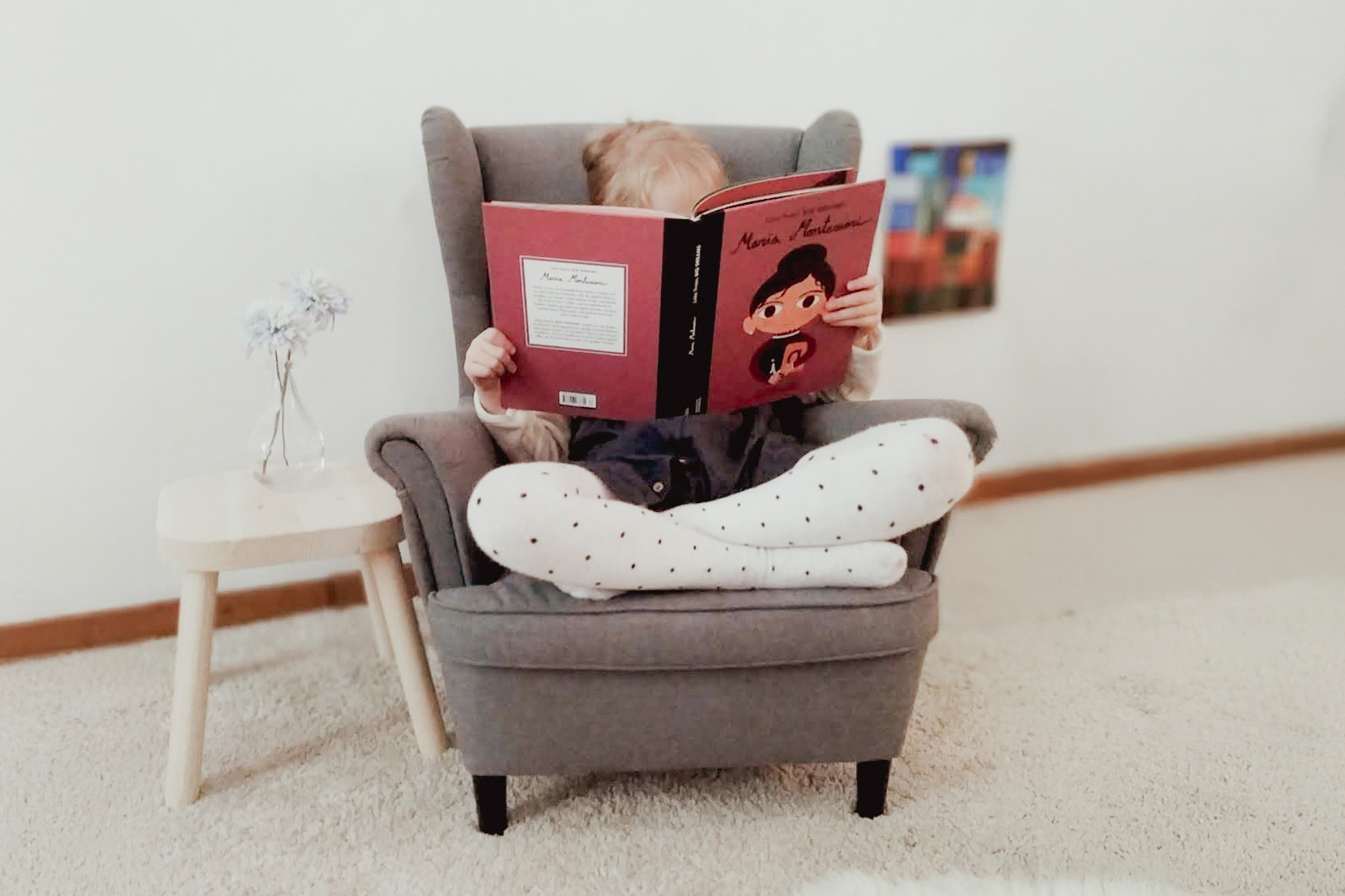 Montessori zu Hause – vorbereitete Umgebung montessori zu hause kind liest buch