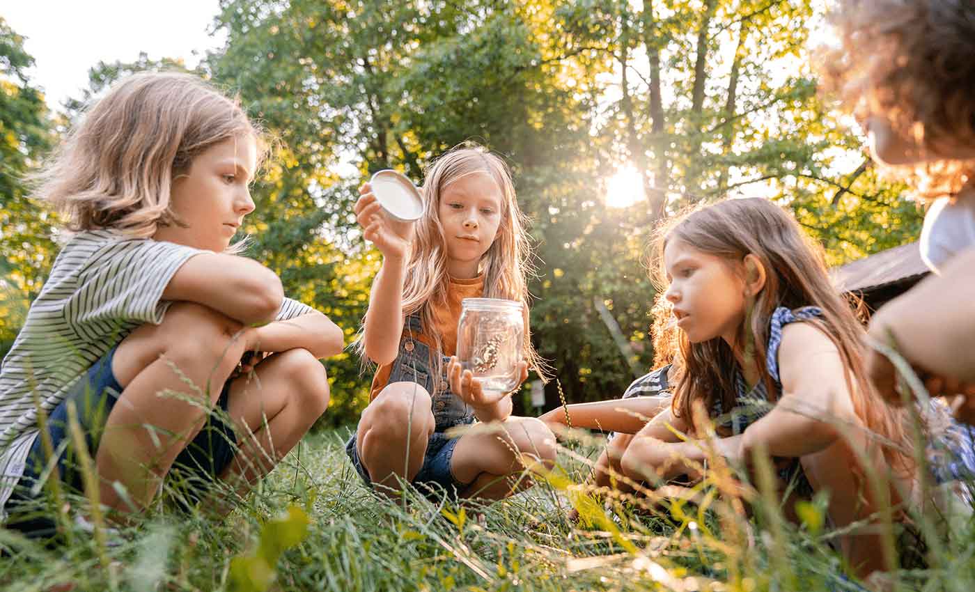 montessori online kinder sitzen im gras