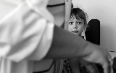 Leise Gewalt bei Kindern: Was Eltern und Pädagog*innen wissen sollten