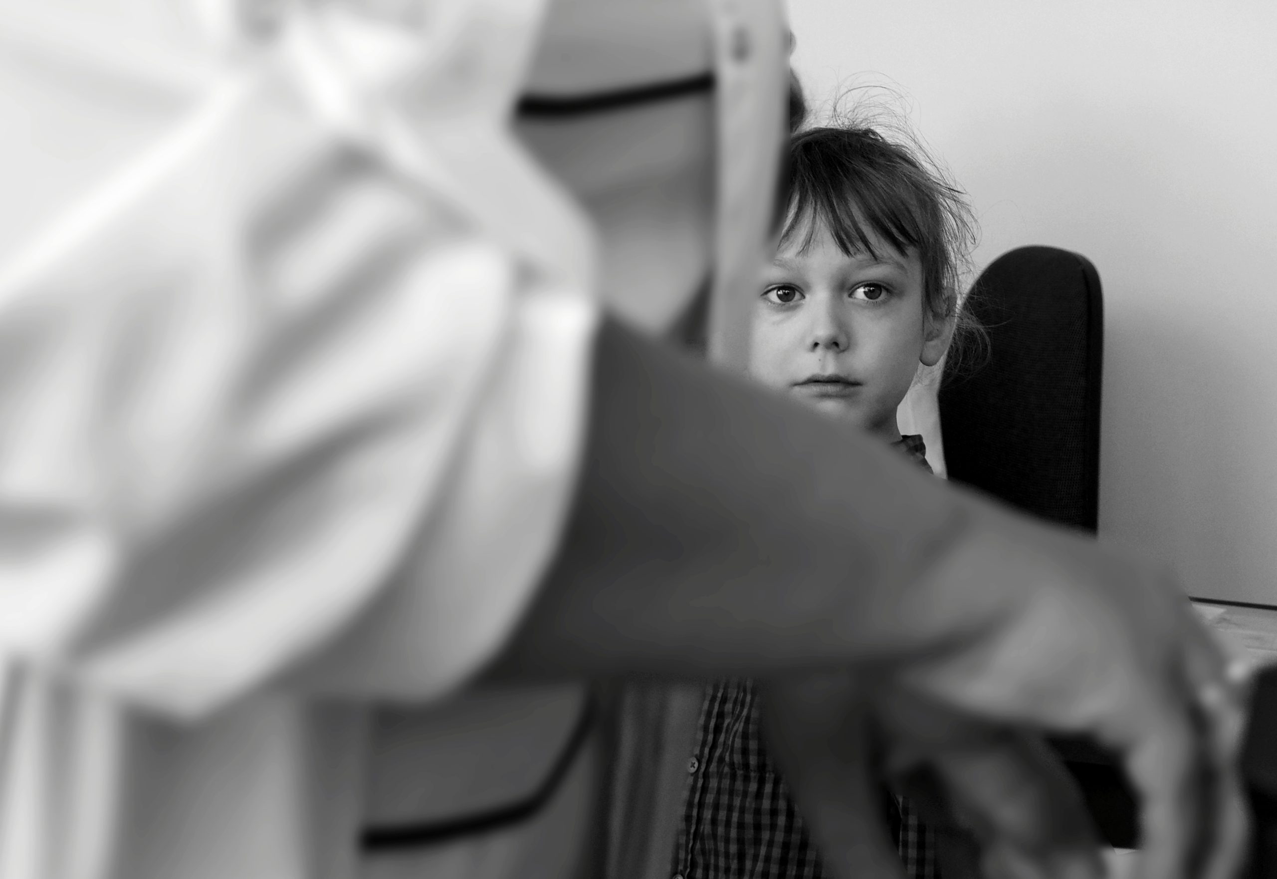 Kind blickt unsicher auf Erwachsene – Bedeutung von Schutz in der Montessori-Pädagogik bei Gewaltprävention Gewalt Montessori Blog Kind schaut vorsichtig auf Erwachsene, symbolisiert Schutzbedarf und Gewaltprävention in der Montessori-Pädagogik