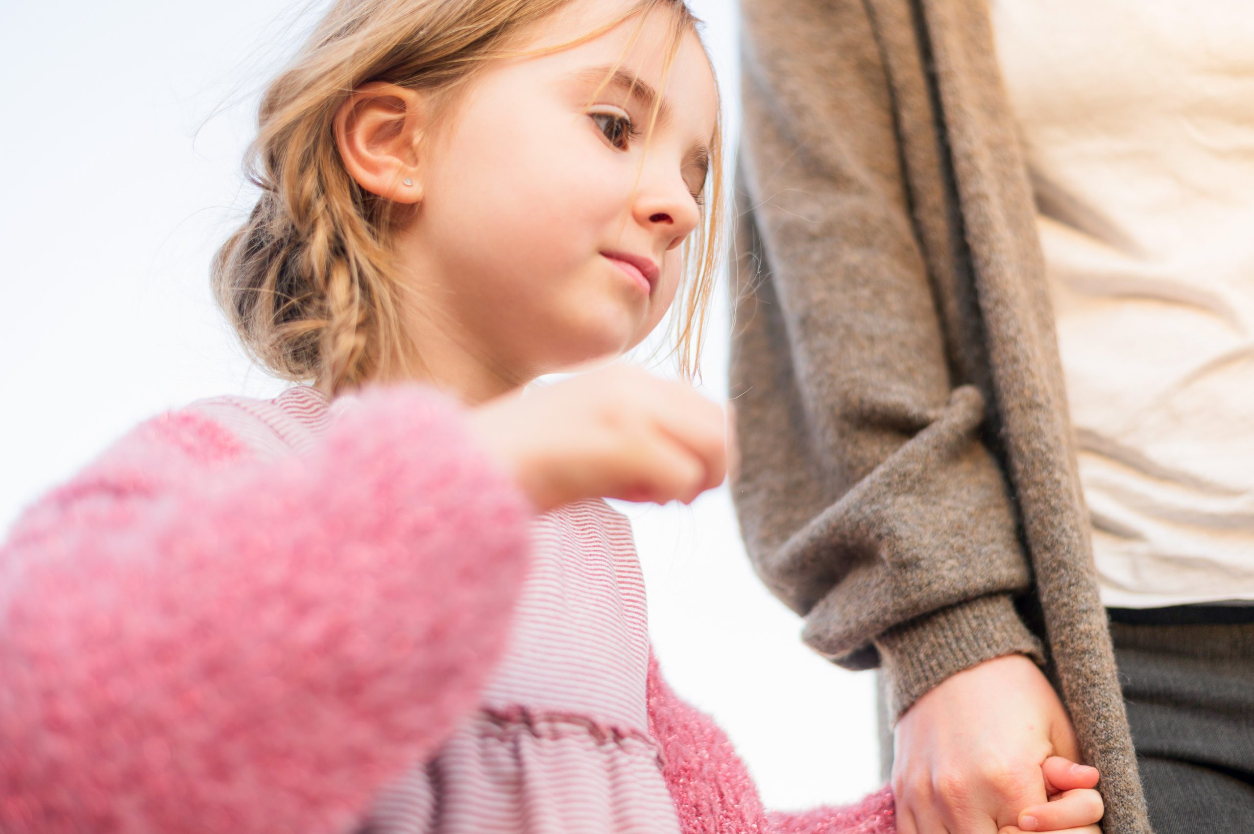 Kind hält die Hand eines Erwachsenen – Symbol für Vertrauen, Verbindung und sichere Übergänge im Alltag.